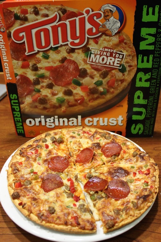 スーパーで売っていたピザを夕食に。